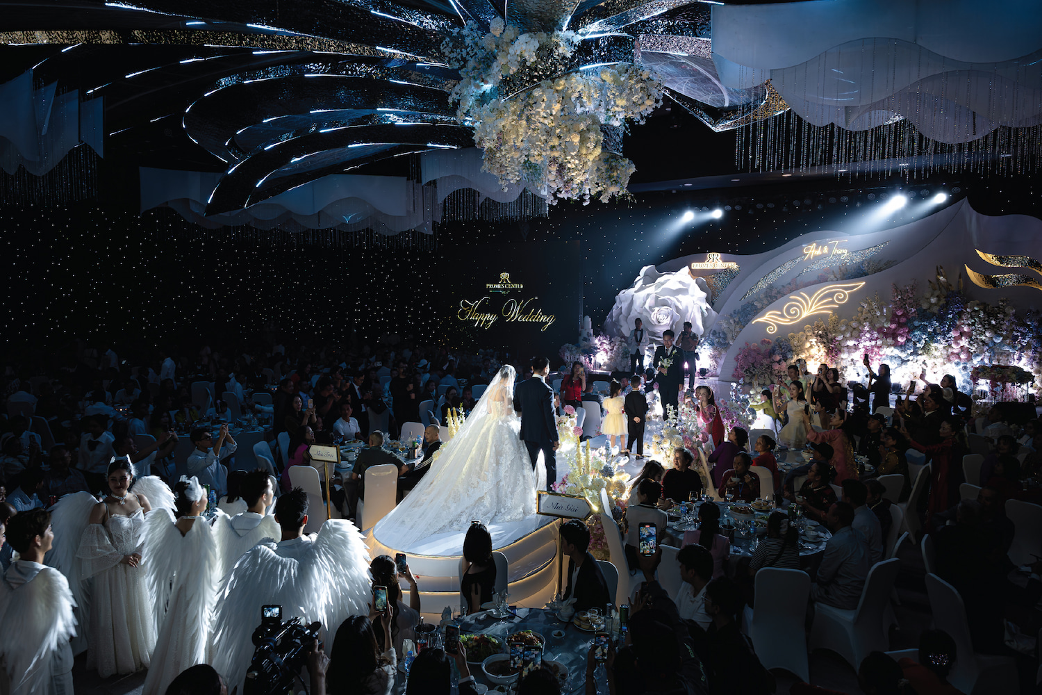 Khong-gian-tiec-cuoi-peony-day-lang-man-tai-promes-center