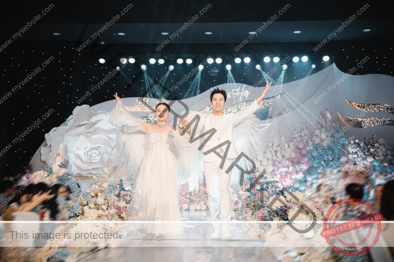 Bat-dau-chuong-trinh-bang-dieu-mua-chuc-phuc-tai-promes-center