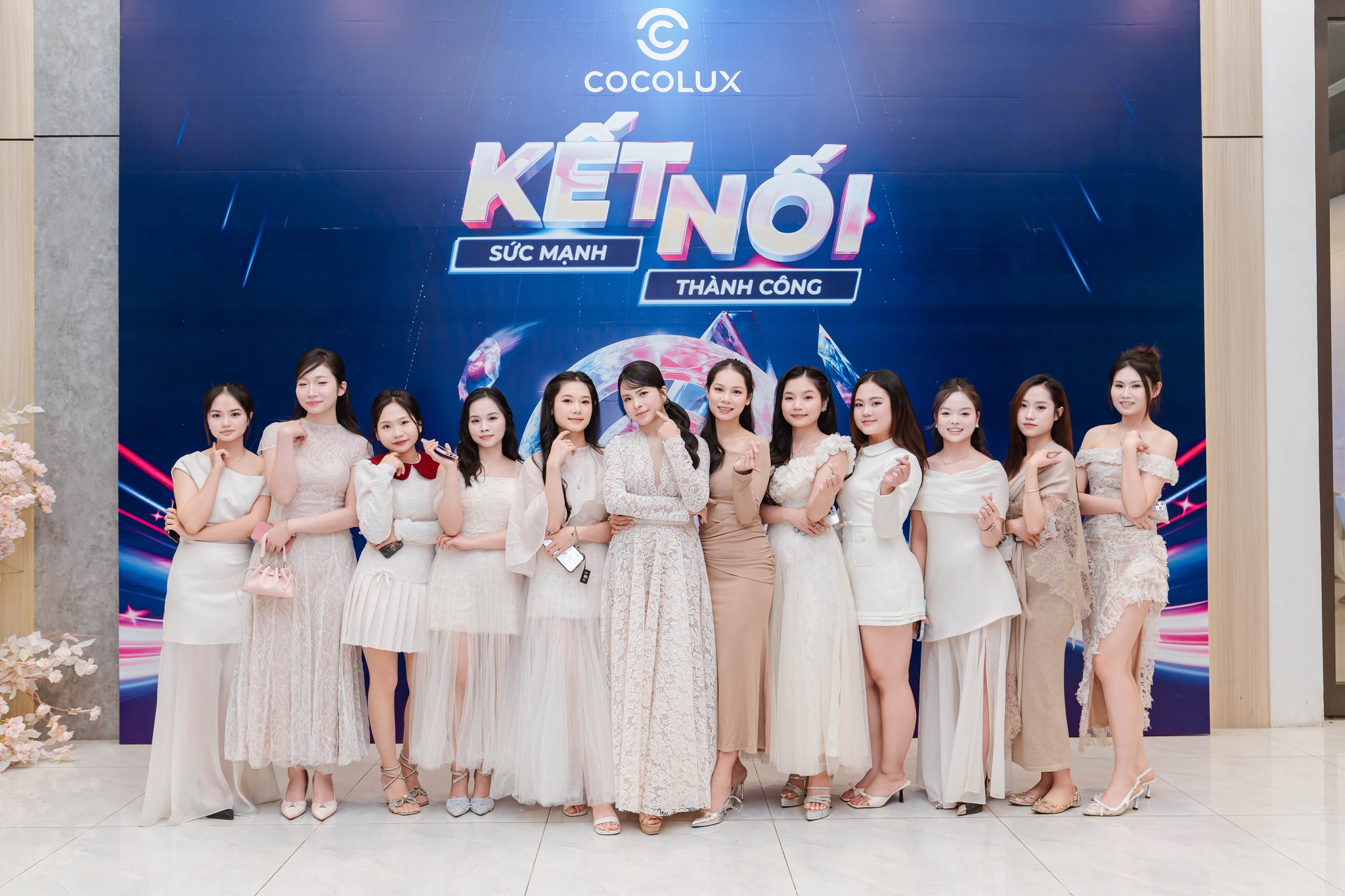 Ban-lanh-dao-cung-can-bo-nhan-vien-checkin-tai-khu-vuc-backdrop