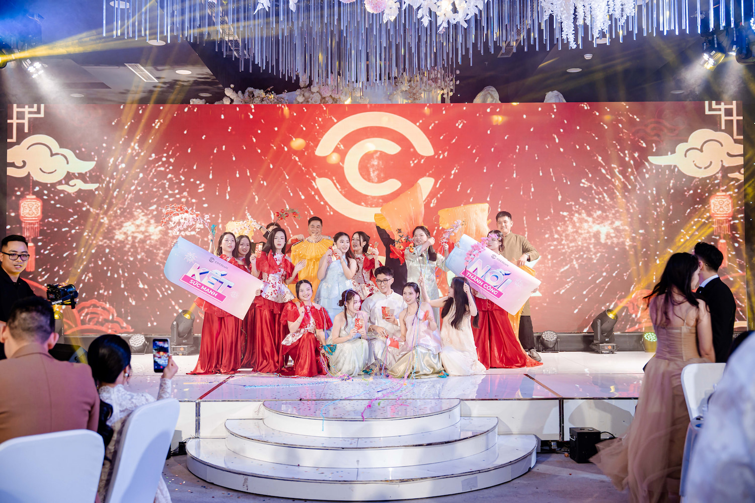 Can-bo-nhan-vien-cocolux-mang-toi-bau-khong-khi-ngap-tran-sac-xuan-qua-cac-tiet-muc-van-nghe