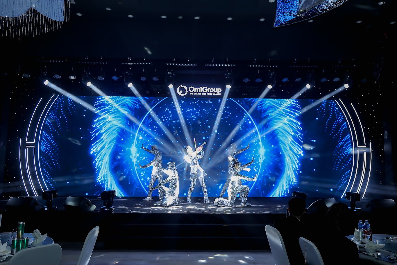 Man-nhan-voi-cac-tiet-muc-van-nghe-tai-year-end-party-omigroup