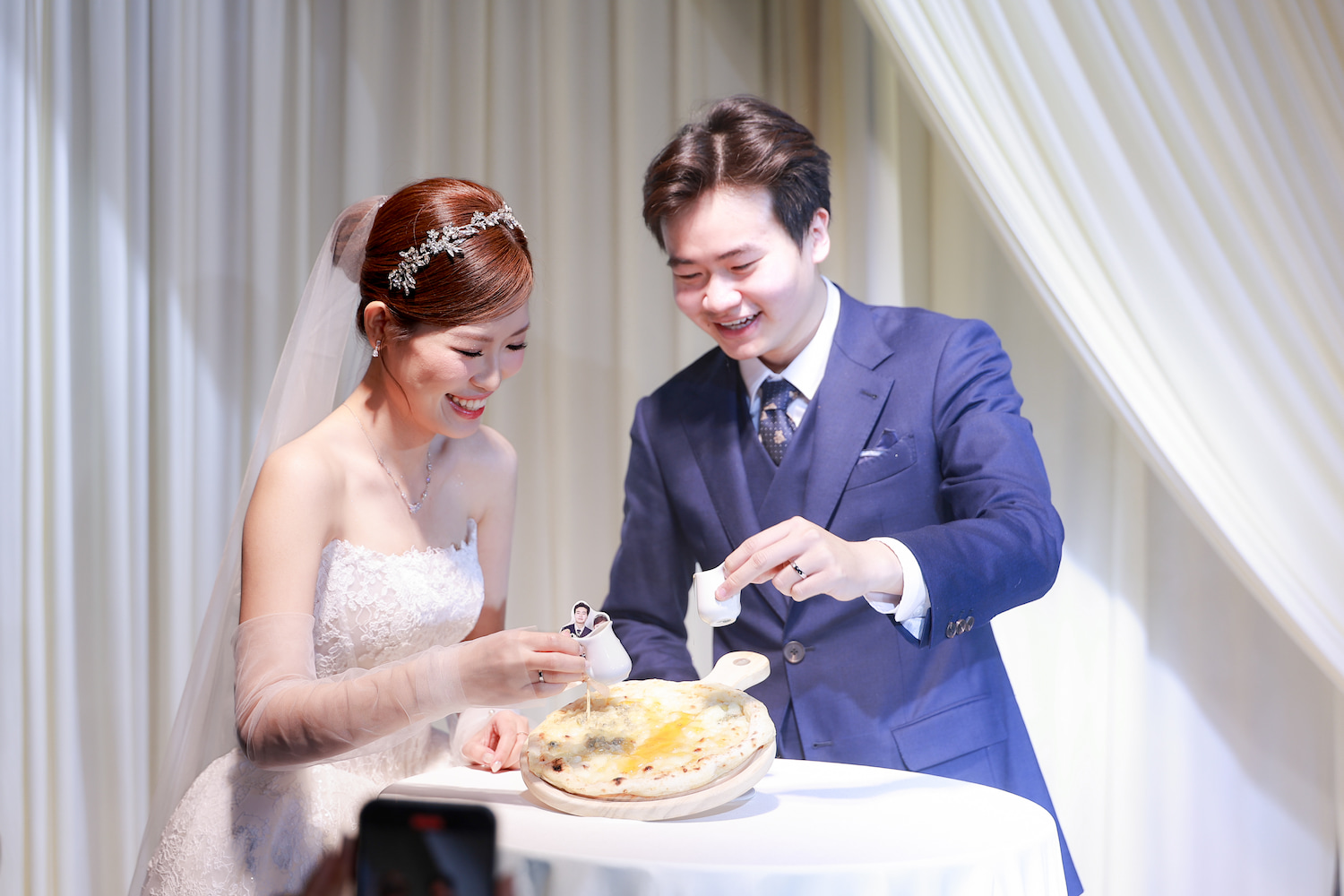 Nghi-thuc-rot-mat-ong-len-pizza