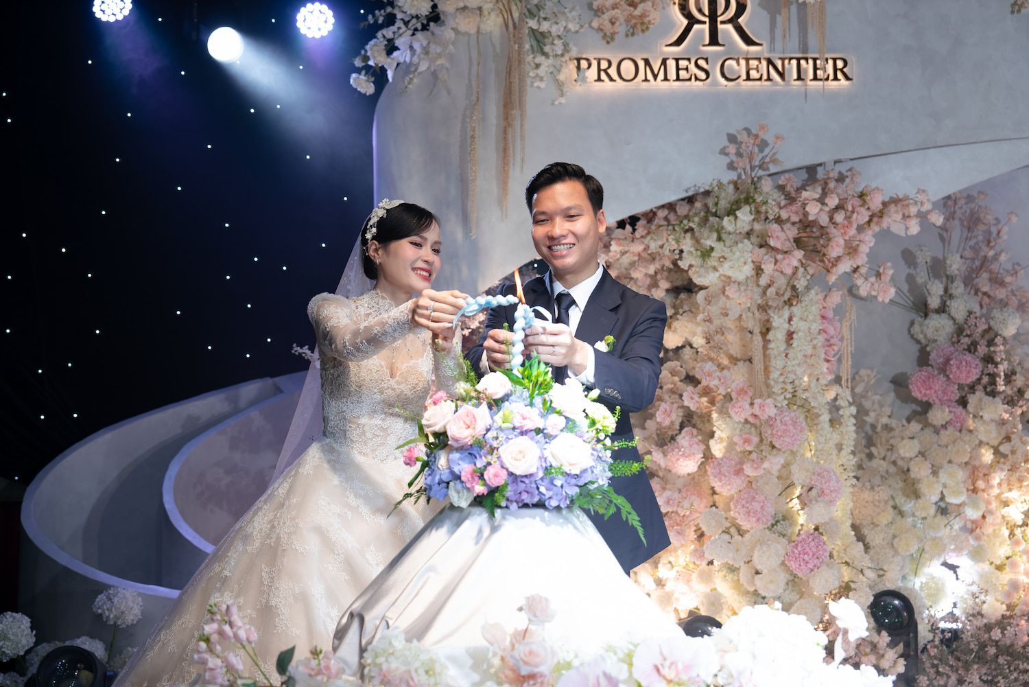 Nghi-thuc-thap-nen-hanh-phuc