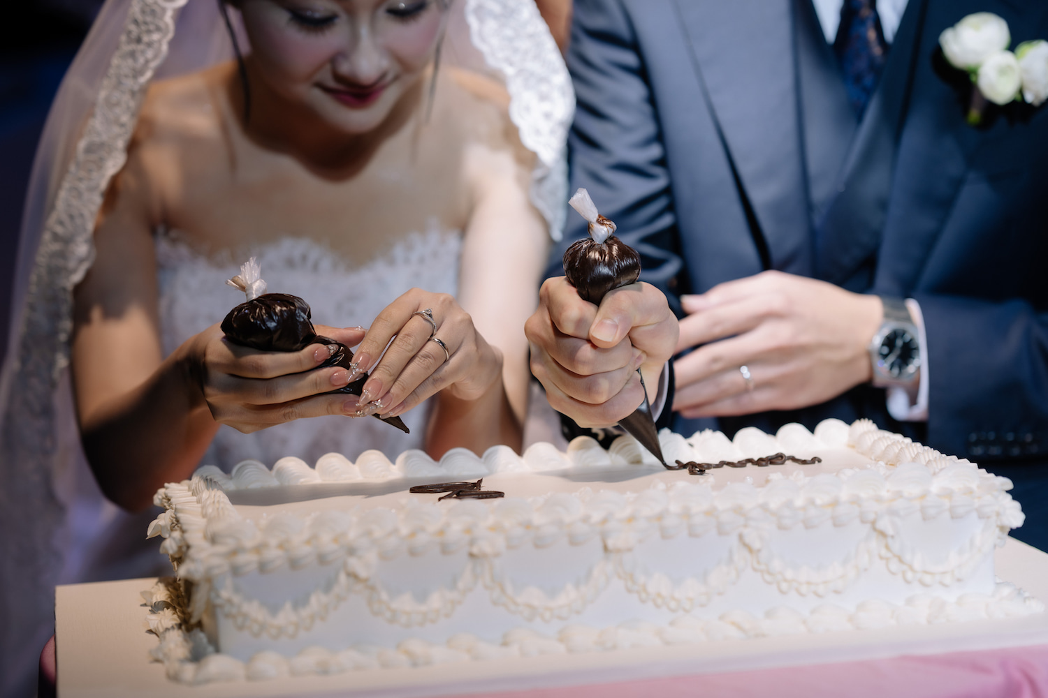 Nghi-thuc-viet-ten-len-banh-kem