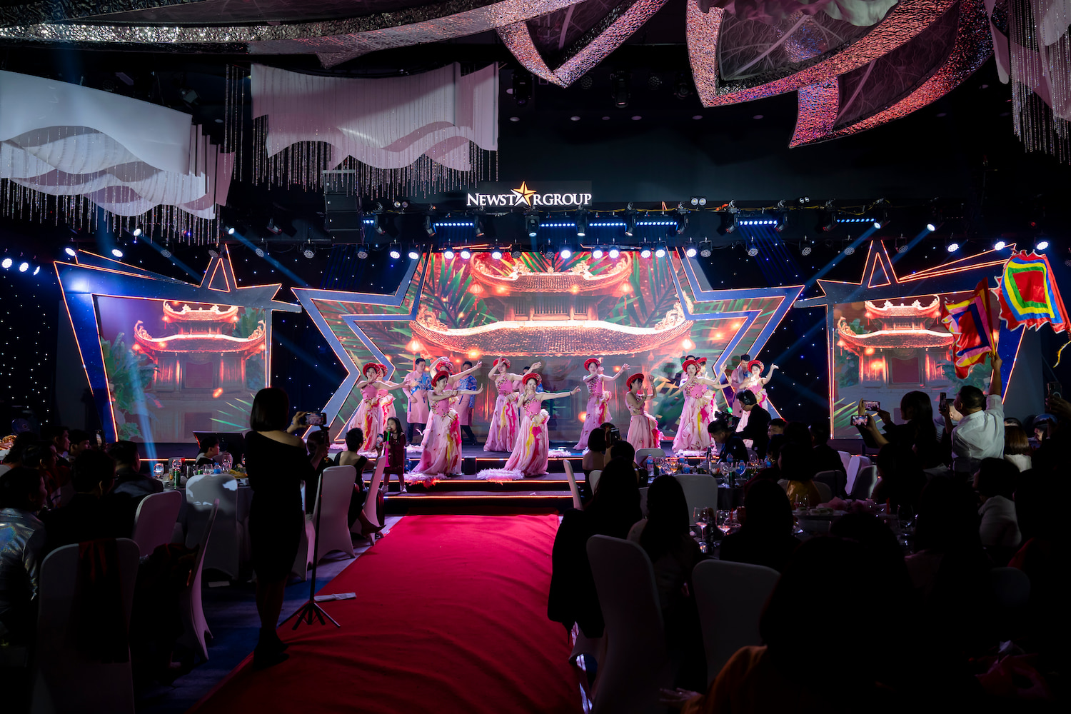 Nhung-khoanh-khac-dac-biet-trong-dem-tiec-year-end-party-cua-newstargroup