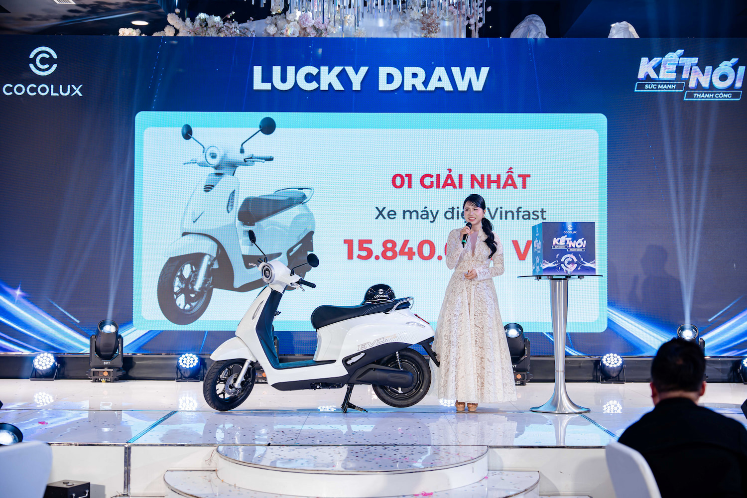 Phan-boc-tham-trung-thuong-mang-toi-bau-khong-khi-day-hoi-hop-hao-huc