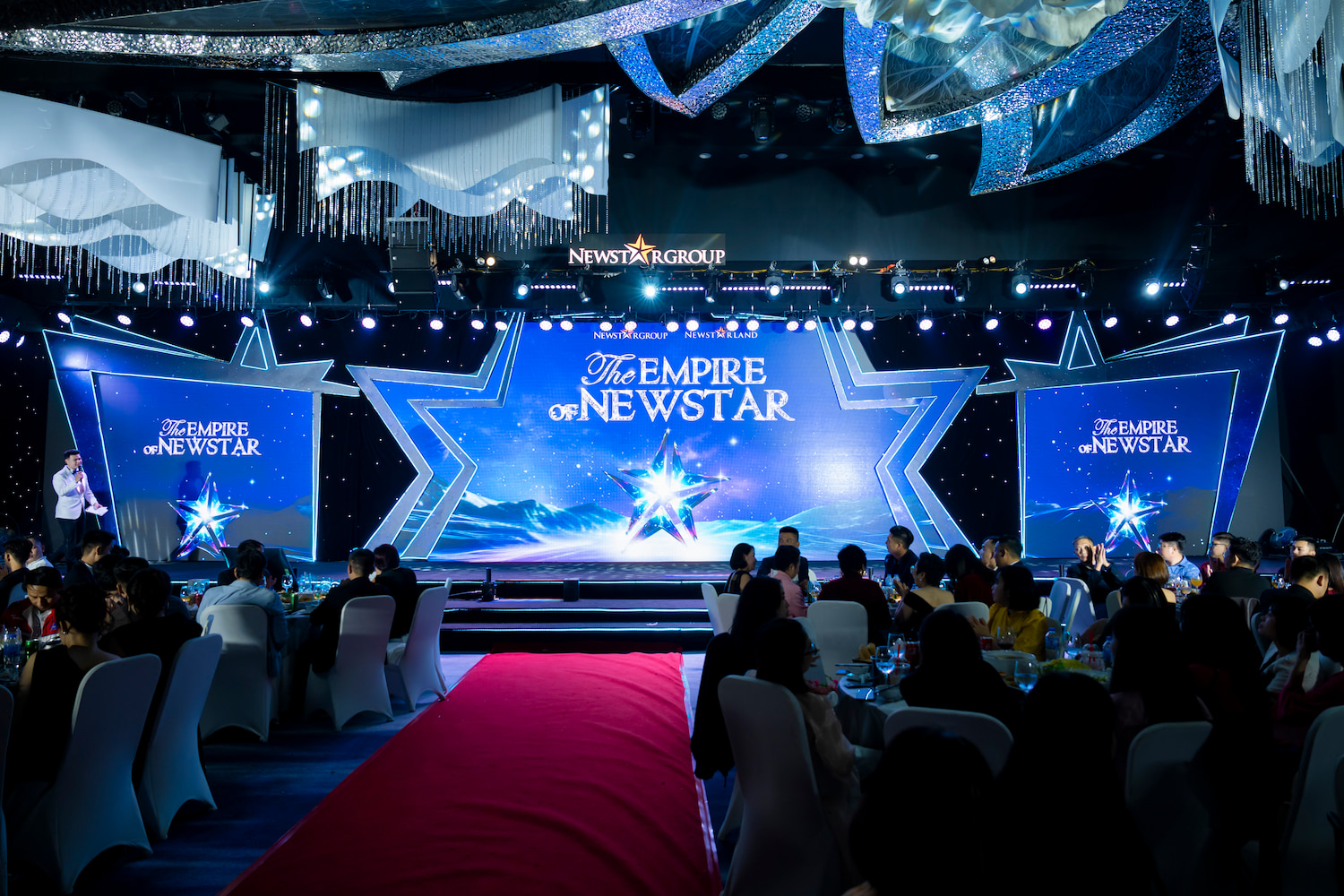 San-khau-hoanh-trang-voi-man-hinh-led-kho-lon