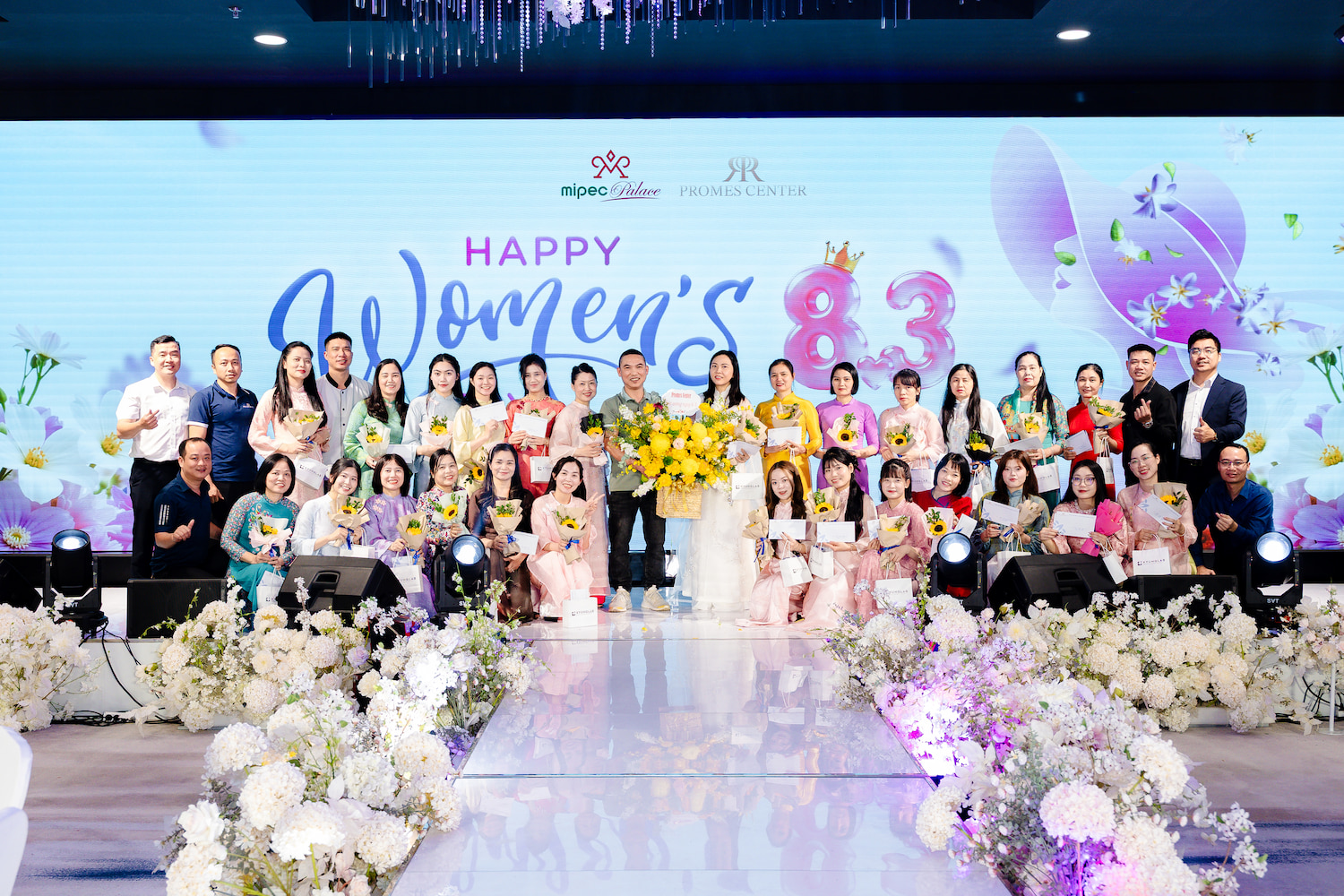 Ban-lanh-dao-promes-center-gui-tang-nhung-mon-qua-y-nghia-toi-toan-the-cbnv-nu-nhan-ngay-quoc-te-phu-nu-8-3