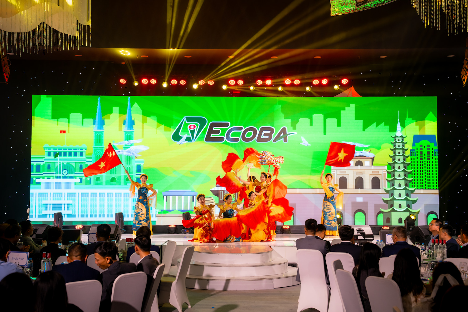 Dem-tiec-khep-lai-mot-nam-ruc-ro-cua-ecoba-voi-nhung-cam-xuc-dong-day