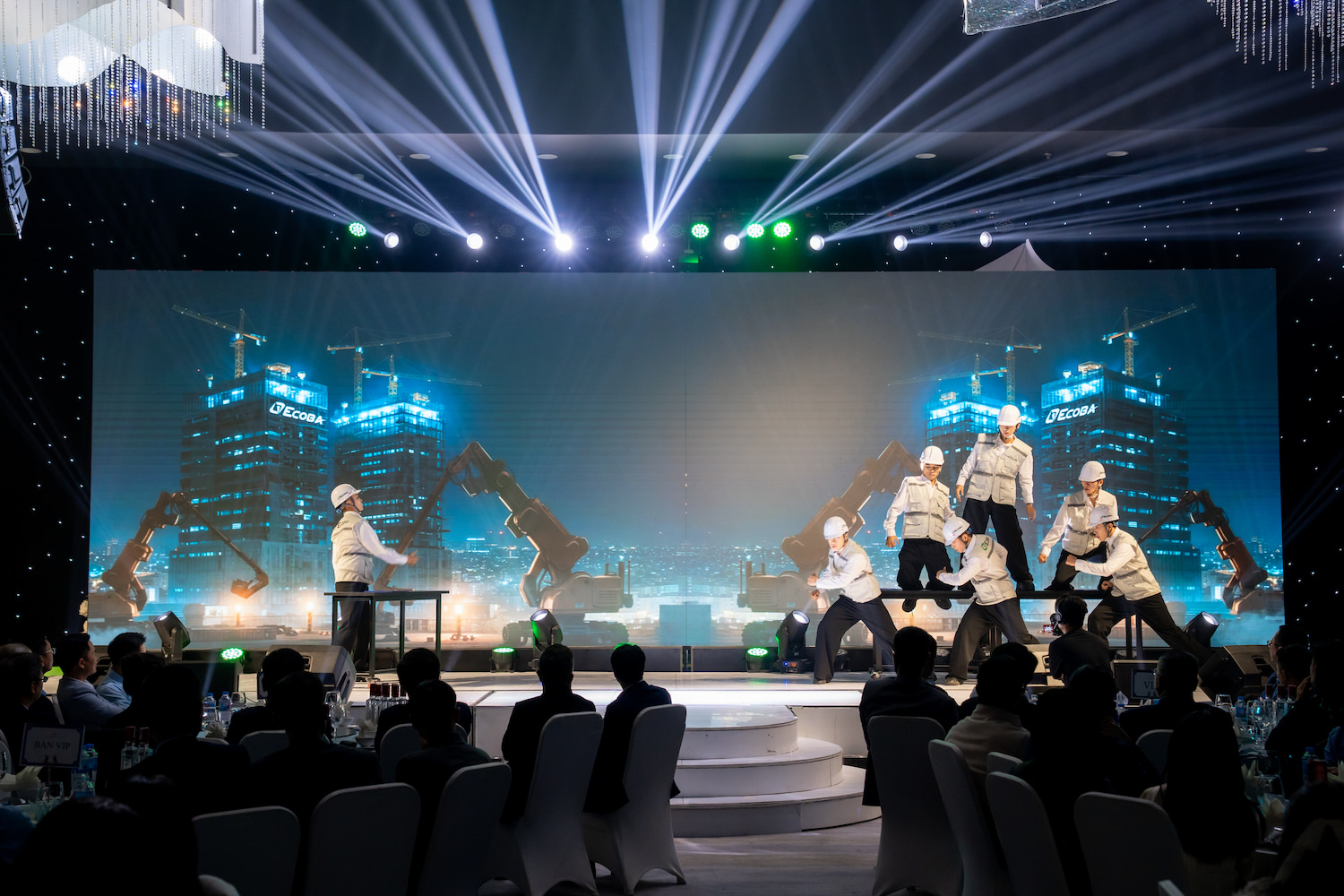 Hanh-trinh-ruc-ro-cua-ecoba-duoc-tai-hien-tron-ven-tren-san-khau-voi-phan-trinh-dien-key-moment