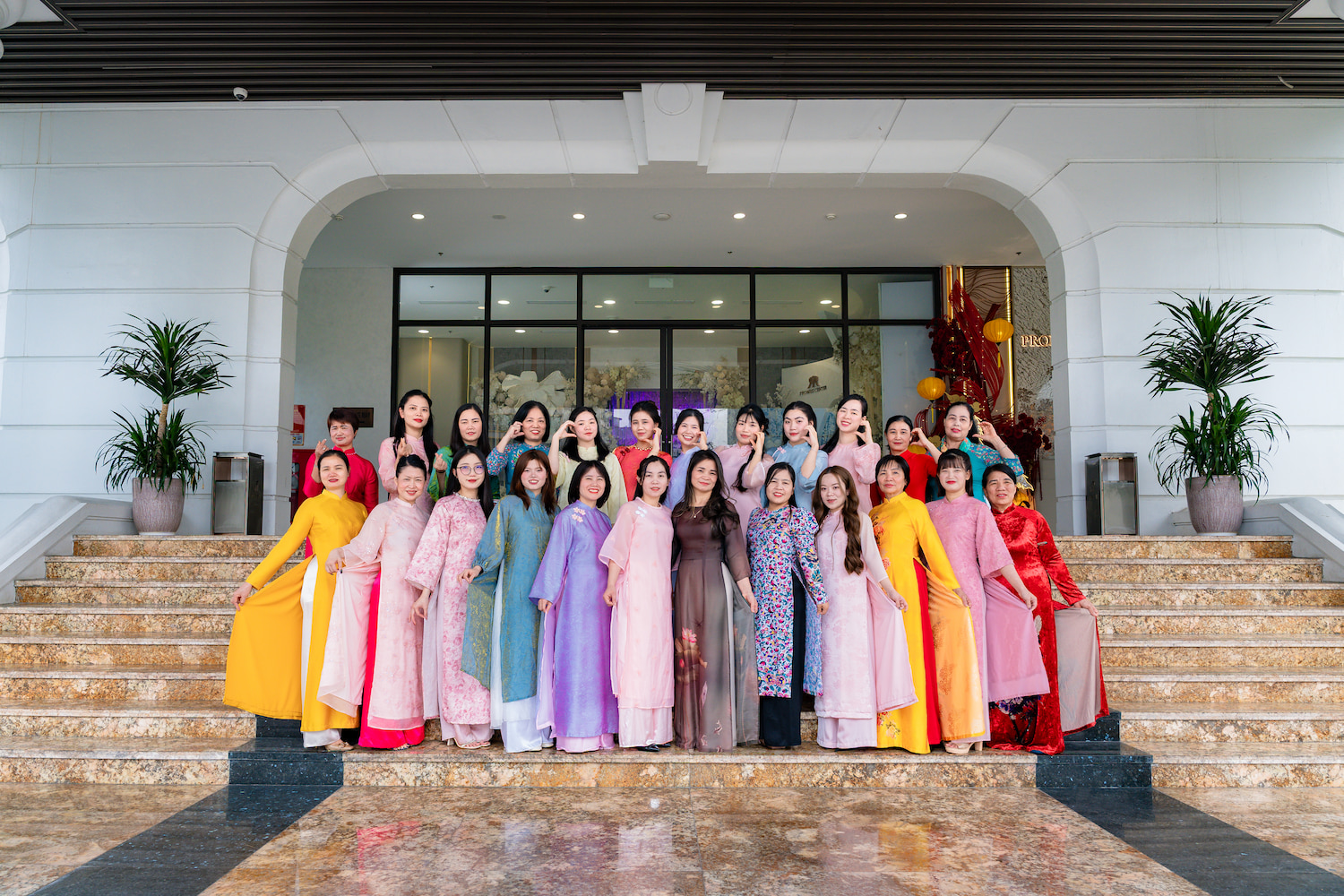 Hinh-anh-can-bo-nhan-vien-nu-promes-center-huong-ung-tuan-le-ao-dai-2026