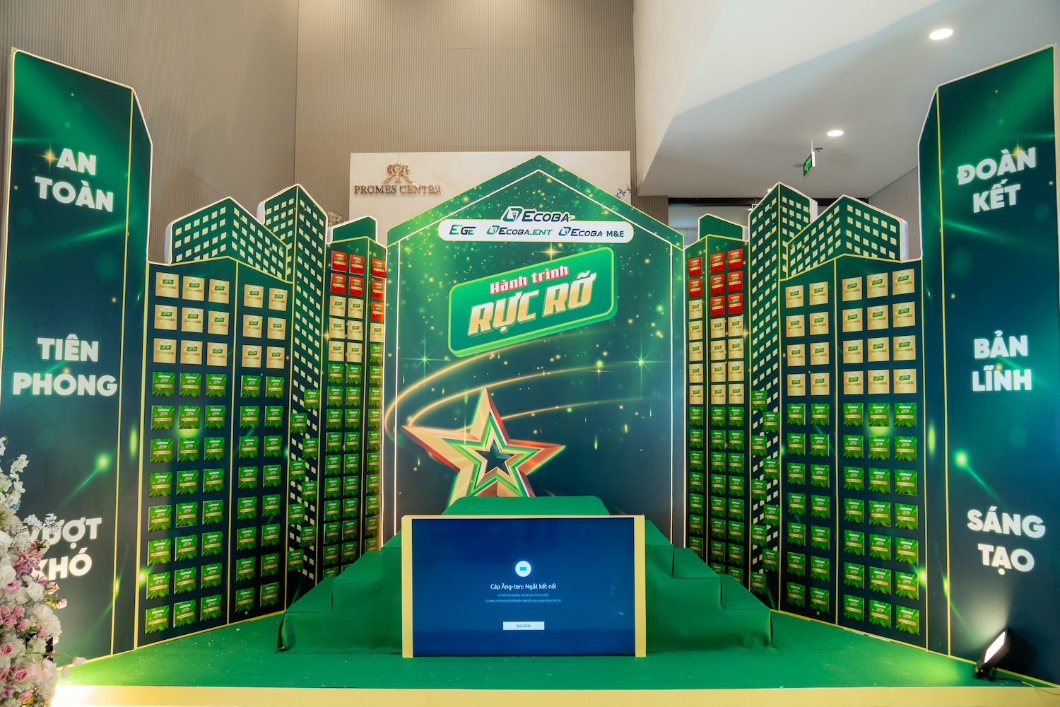 Khu-vuc-checkin-duoc-thiet-ke-rieng-danh-cho-nhung-nhan-su-dong-hanh-tu-5-nam-tro-len