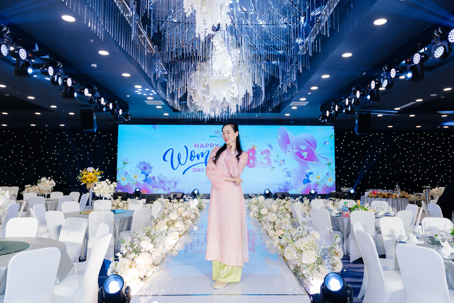 Nu-can-bo-nhan-vien-promes-center-diu-dang-trong-ta-ao-dai-truyen-thong