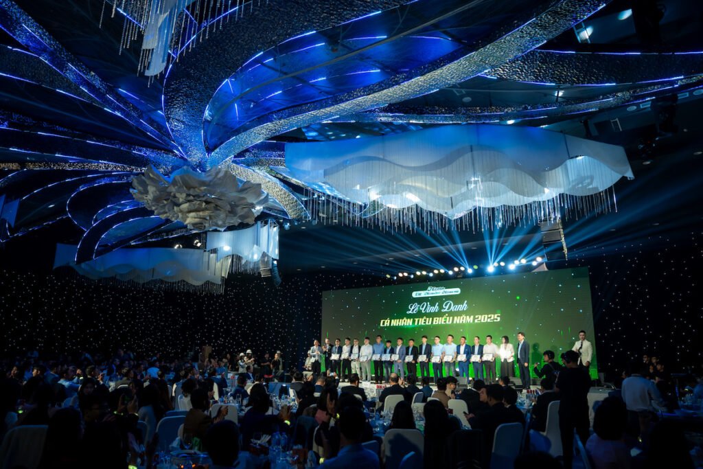 Year-end-party-2025-cua-ecoba-voi-chu-de-hanh-trinh-ruc-ro