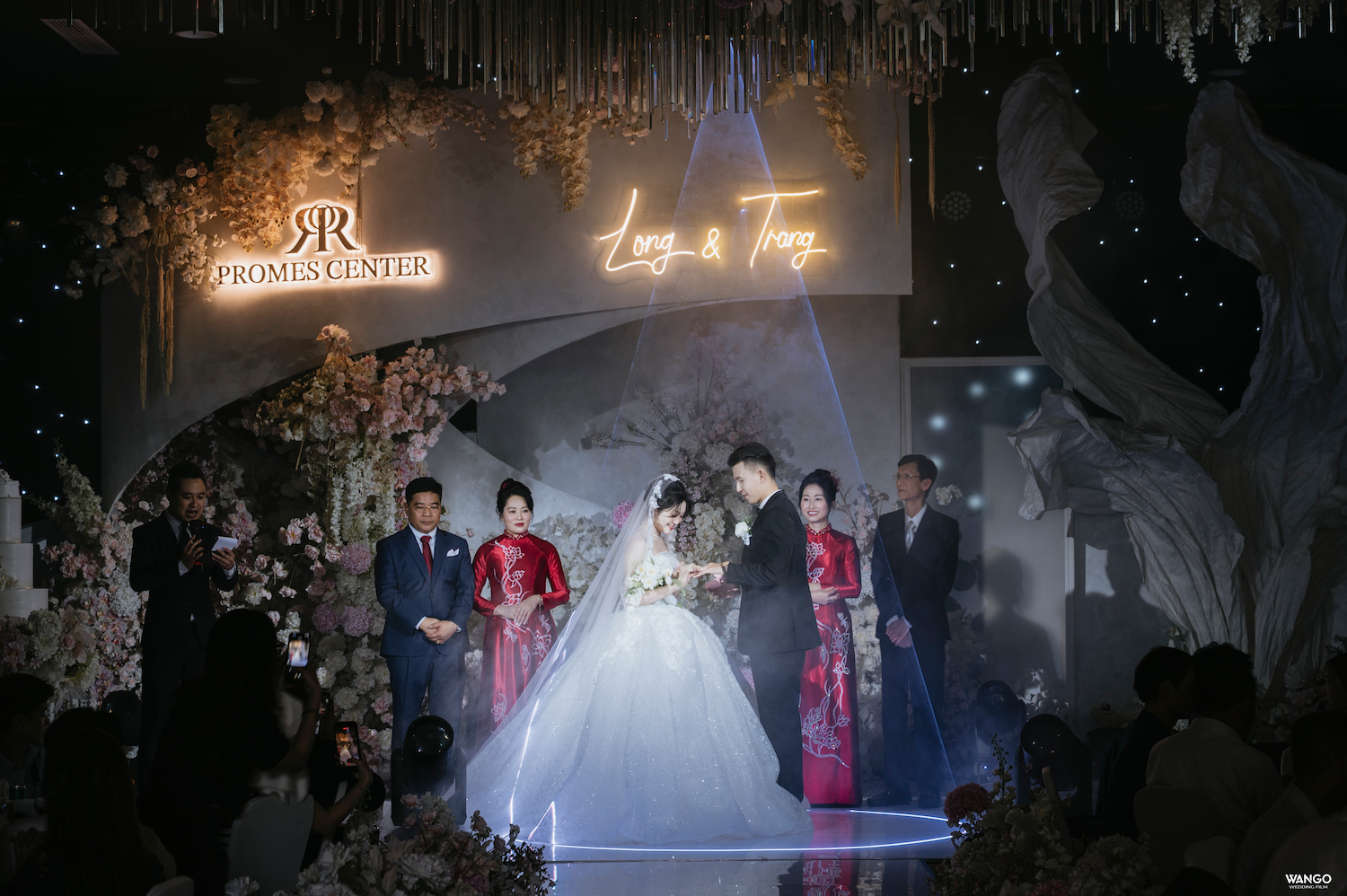 Decor-cuoi-2026-ket-hop-anh-sang-tao-hieu-ung-khong-gian-noi-bat