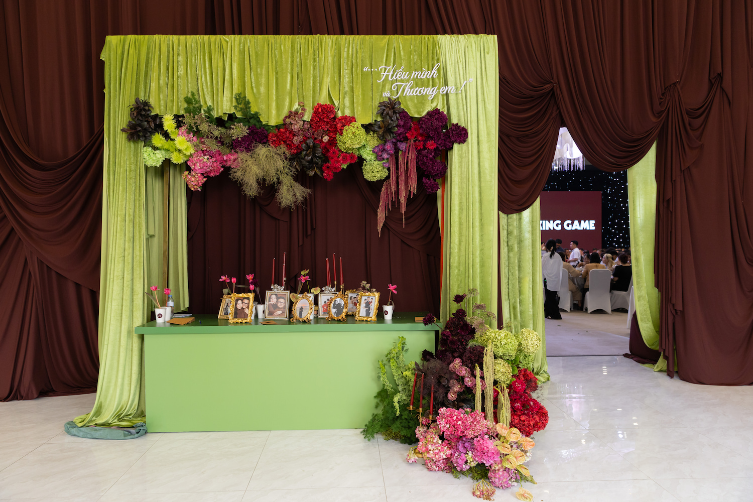 Decor-tiec-cuoi-ke-lai-cau-chuyen-tinh-yeu-qua-tung-chi-tiet-trang-tri